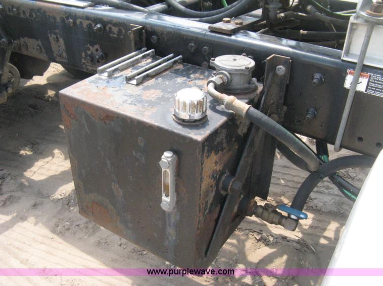 image for item H5336 2001 Freightliner Columbia 120 semi truck