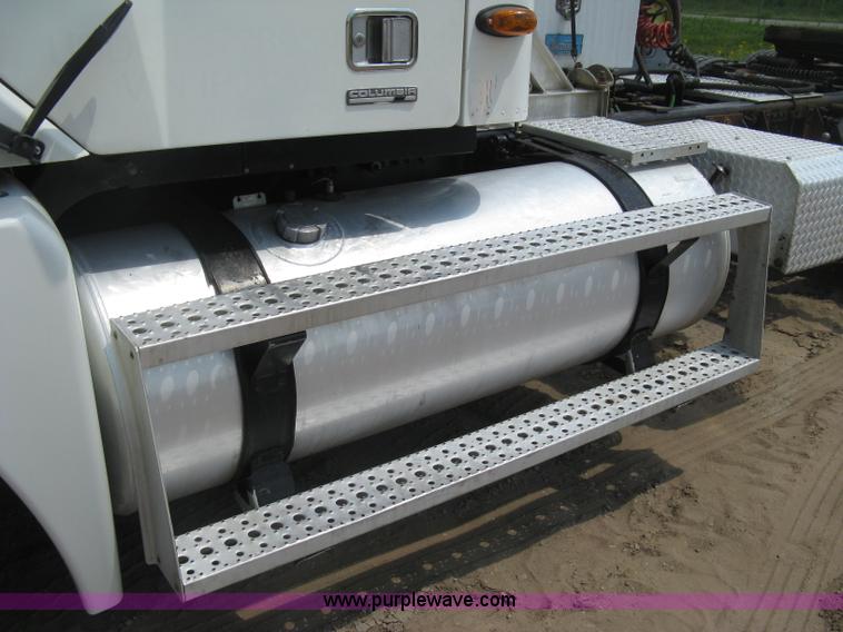 image for item H5336 2001 Freightliner Columbia 120 semi truck