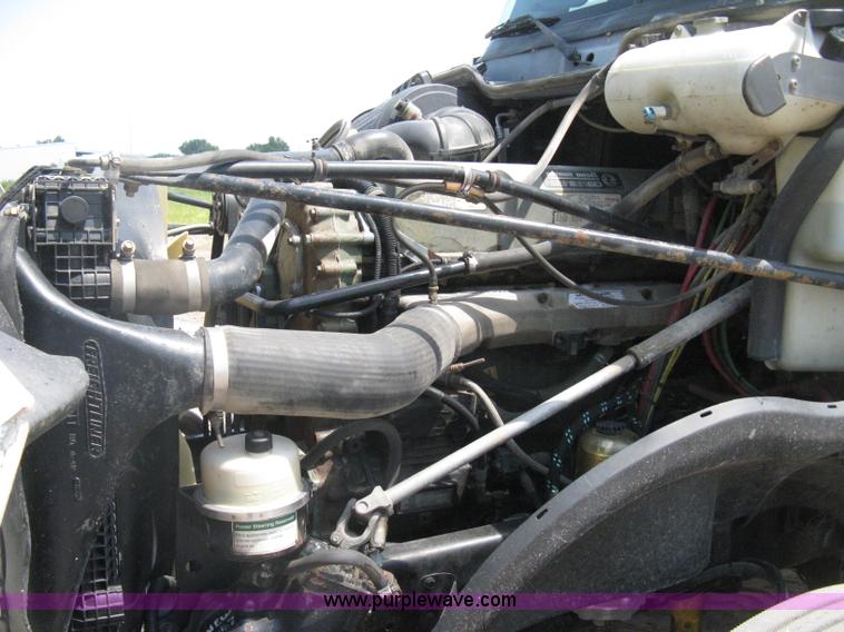 image for item H5336 2001 Freightliner Columbia 120 semi truck