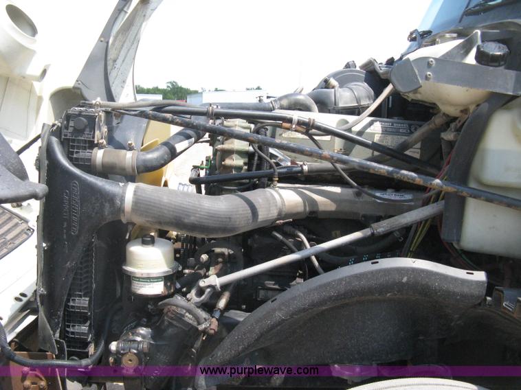 image for item H5336 2001 Freightliner Columbia 120 semi truck