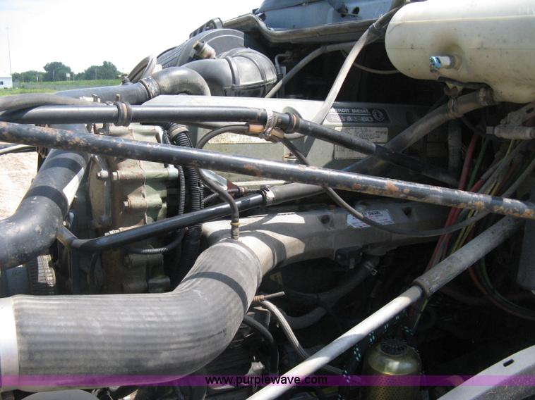 image for item H5336 2001 Freightliner Columbia 120 semi truck