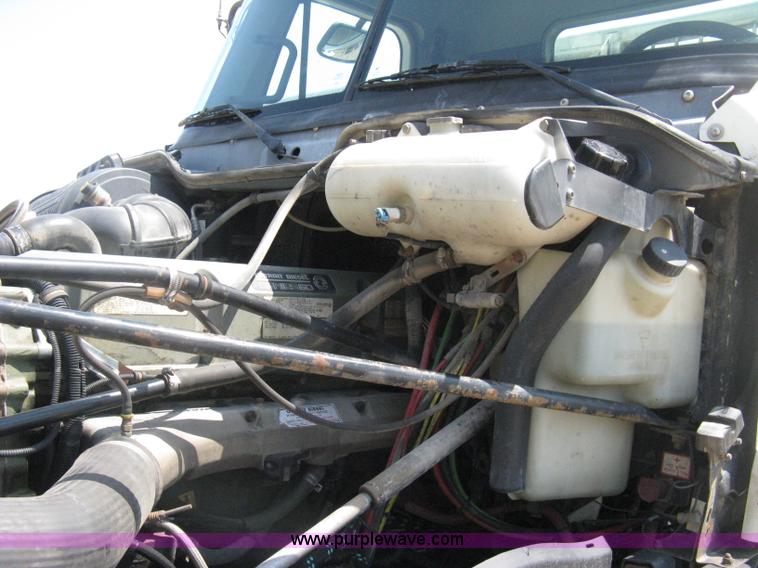 image for item H5336 2001 Freightliner Columbia 120 semi truck