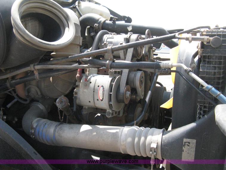 image for item H5336 2001 Freightliner Columbia 120 semi truck