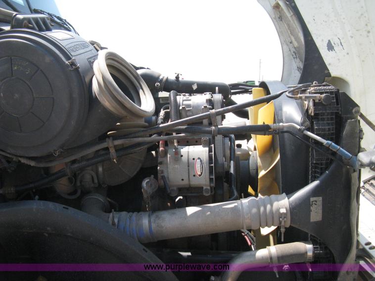 image for item H5336 2001 Freightliner Columbia 120 semi truck