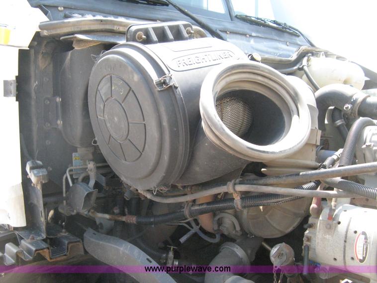 image for item H5336 2001 Freightliner Columbia 120 semi truck