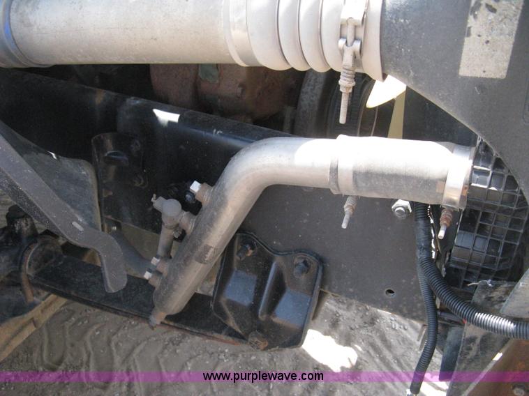 image for item H5336 2001 Freightliner Columbia 120 semi truck