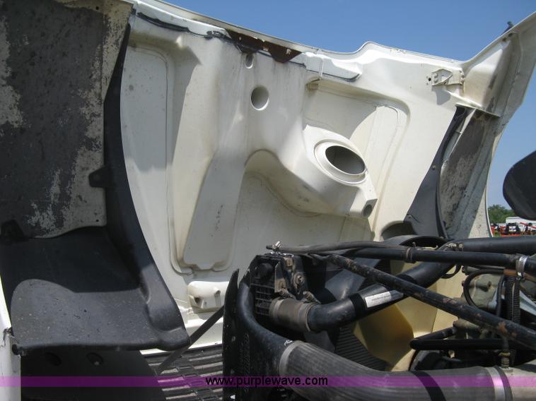 image for item H5336 2001 Freightliner Columbia 120 semi truck