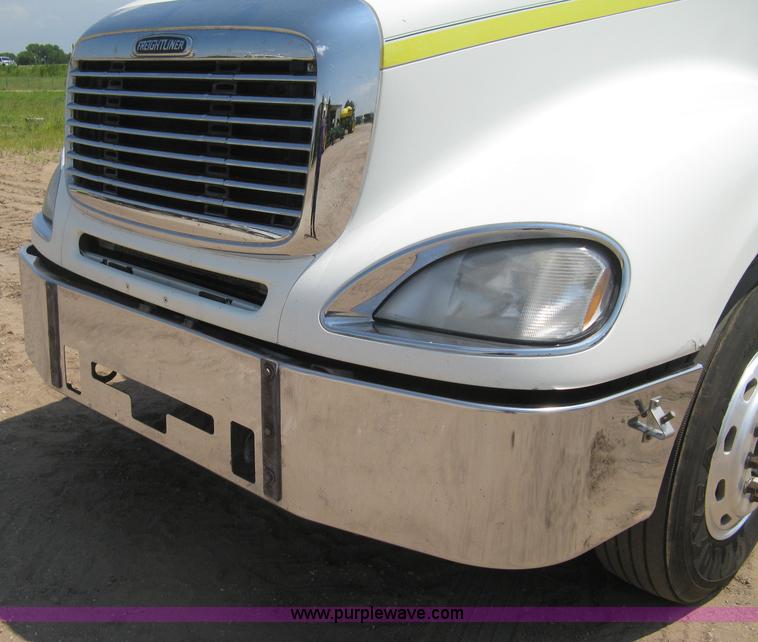 image for item H5336 2001 Freightliner Columbia 120 semi truck