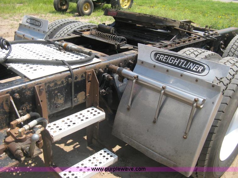 image for item H5336 2001 Freightliner Columbia 120 semi truck