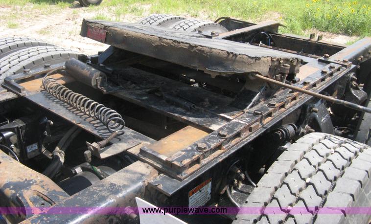 image for item H5336 2001 Freightliner Columbia 120 semi truck