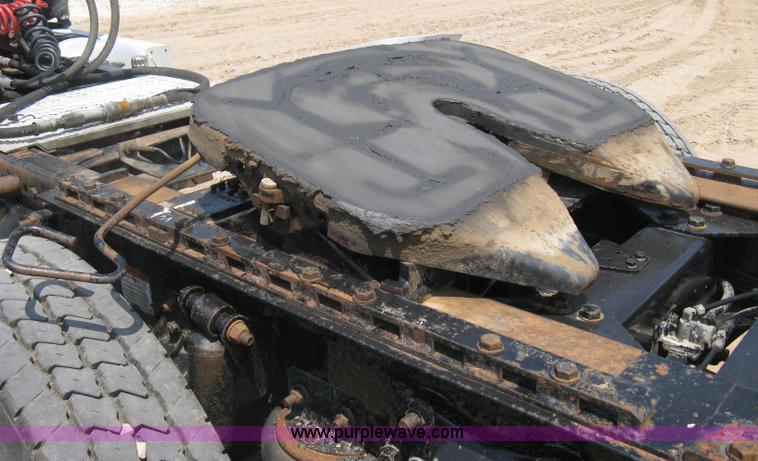 image for item H5336 2001 Freightliner Columbia 120 semi truck