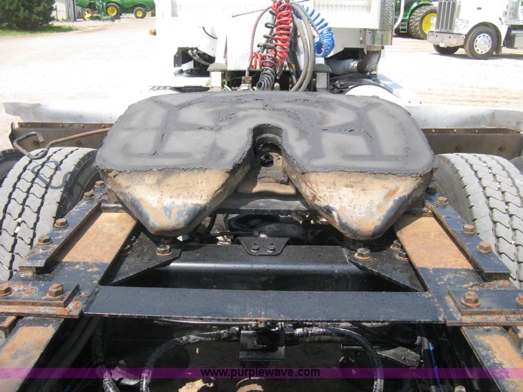 image for item H5336 2001 Freightliner Columbia 120 semi truck