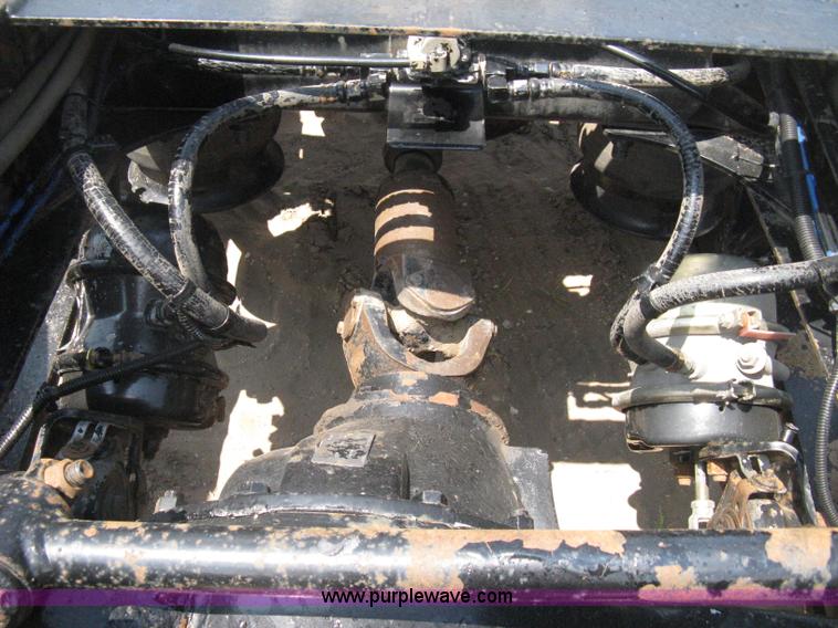 image for item H5336 2001 Freightliner Columbia 120 semi truck