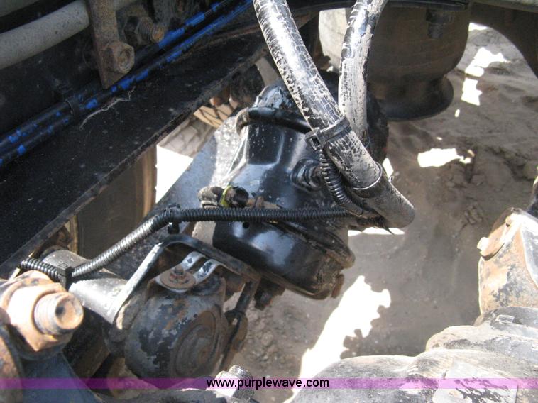 image for item H5336 2001 Freightliner Columbia 120 semi truck