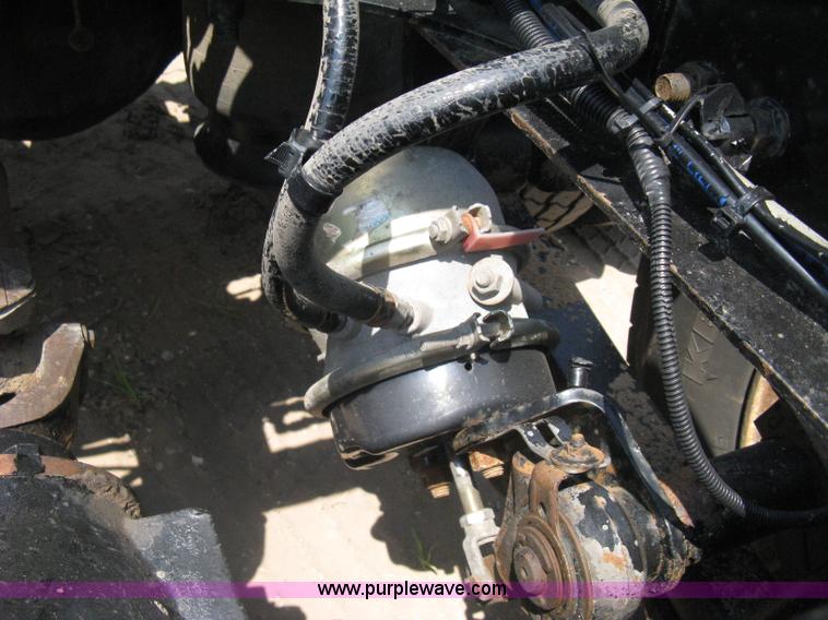 image for item H5336 2001 Freightliner Columbia 120 semi truck