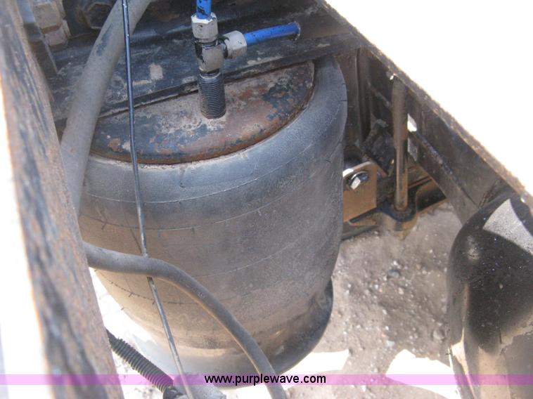 image for item H5336 2001 Freightliner Columbia 120 semi truck