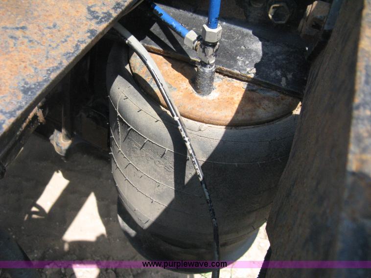 image for item H5336 2001 Freightliner Columbia 120 semi truck