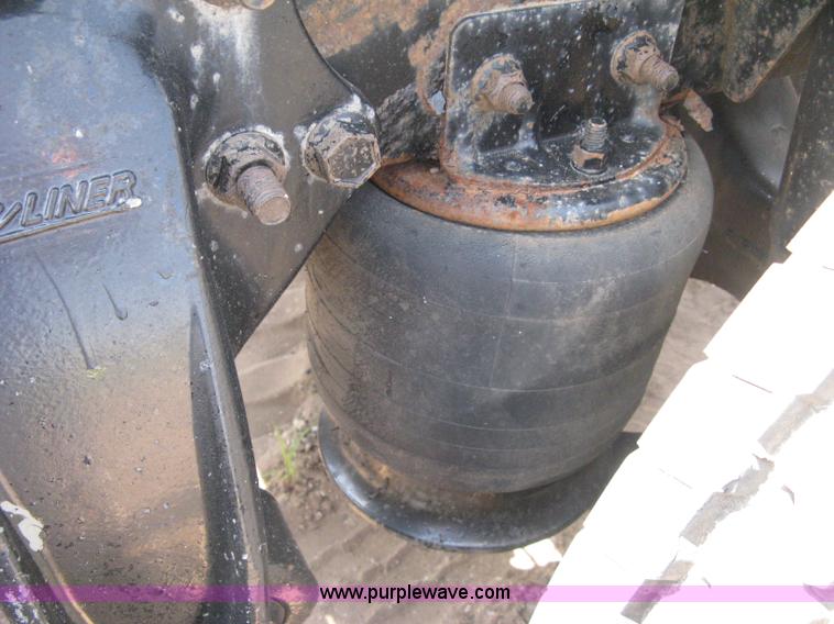 image for item H5336 2001 Freightliner Columbia 120 semi truck