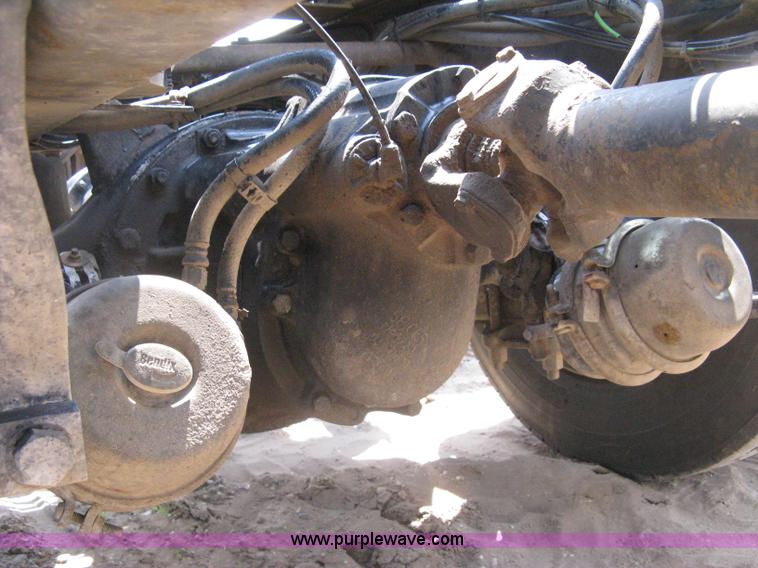 image for item H5336 2001 Freightliner Columbia 120 semi truck