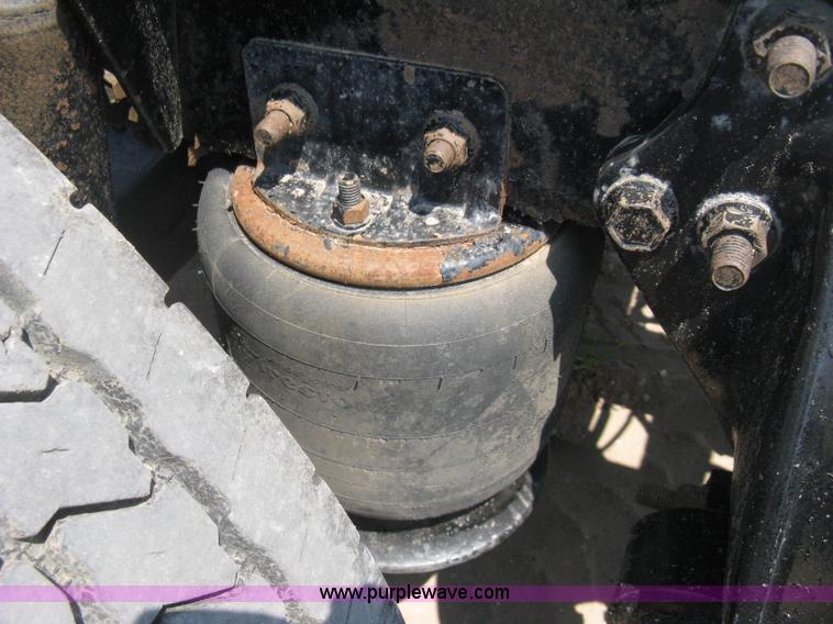 image for item H5336 2001 Freightliner Columbia 120 semi truck