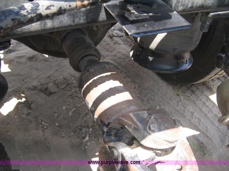 image for item H5336 2001 Freightliner Columbia 120 semi truck