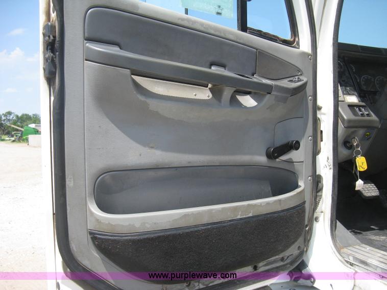 image for item H5336 2001 Freightliner Columbia 120 semi truck