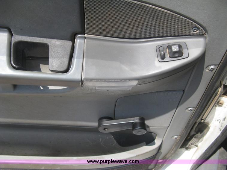 image for item H5336 2001 Freightliner Columbia 120 semi truck