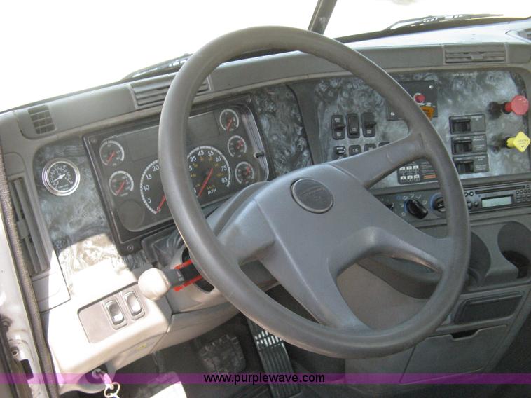 image for item H5336 2001 Freightliner Columbia 120 semi truck