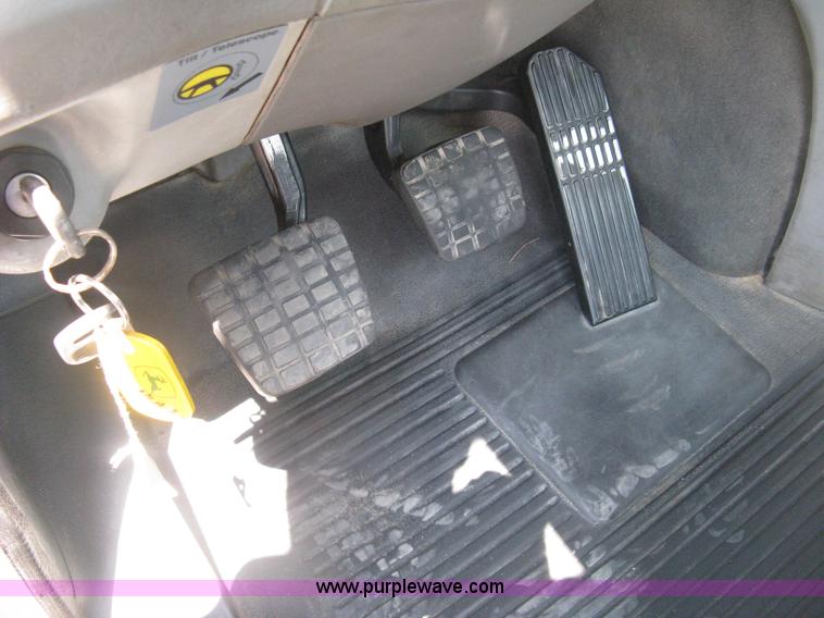 image for item H5336 2001 Freightliner Columbia 120 semi truck