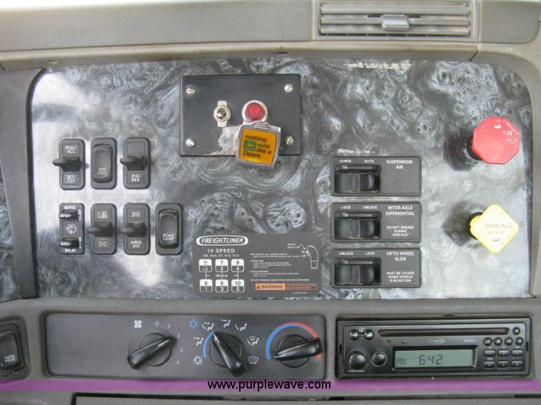 image for item H5336 2001 Freightliner Columbia 120 semi truck