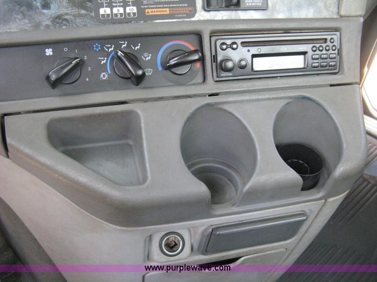 image for item H5336 2001 Freightliner Columbia 120 semi truck