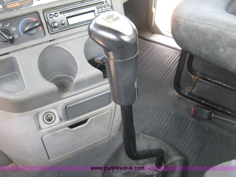 image for item H5336 2001 Freightliner Columbia 120 semi truck