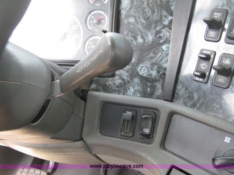 image for item H5336 2001 Freightliner Columbia 120 semi truck