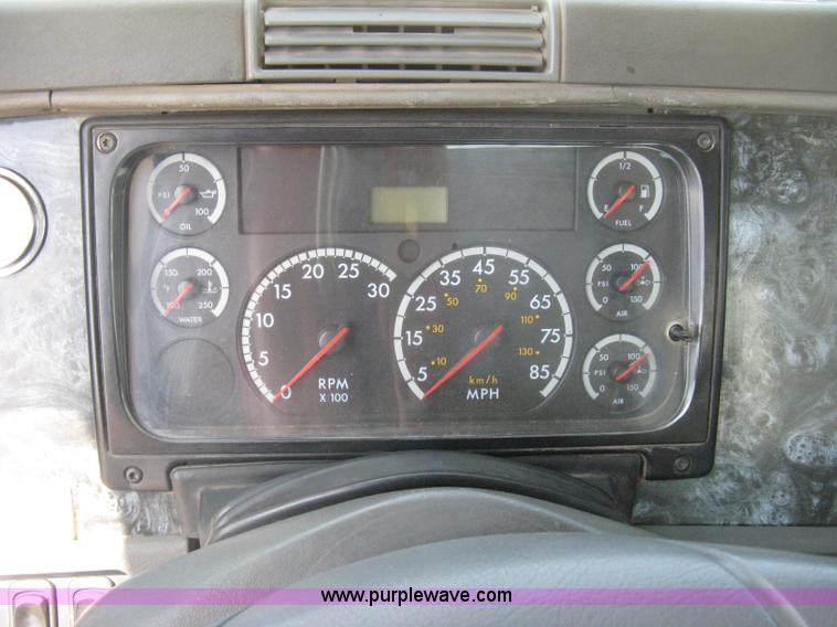 image for item H5336 2001 Freightliner Columbia 120 semi truck