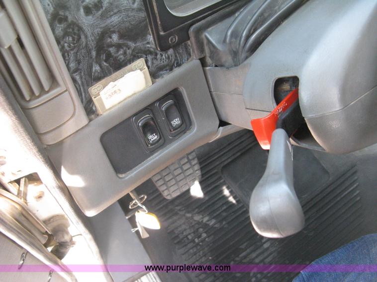 image for item H5336 2001 Freightliner Columbia 120 semi truck