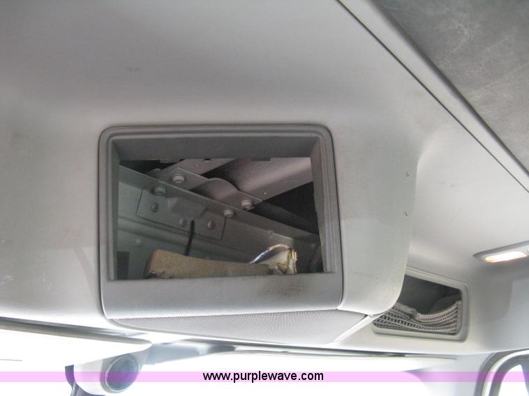 image for item H5336 2001 Freightliner Columbia 120 semi truck