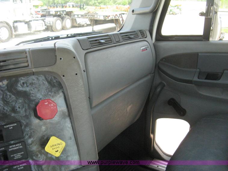 image for item H5336 2001 Freightliner Columbia 120 semi truck