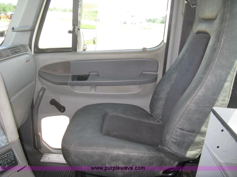 image for item H5336 2001 Freightliner Columbia 120 semi truck