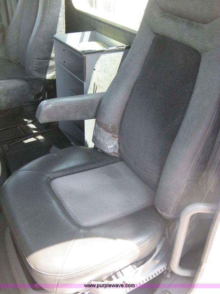 image for item H5336 2001 Freightliner Columbia 120 semi truck