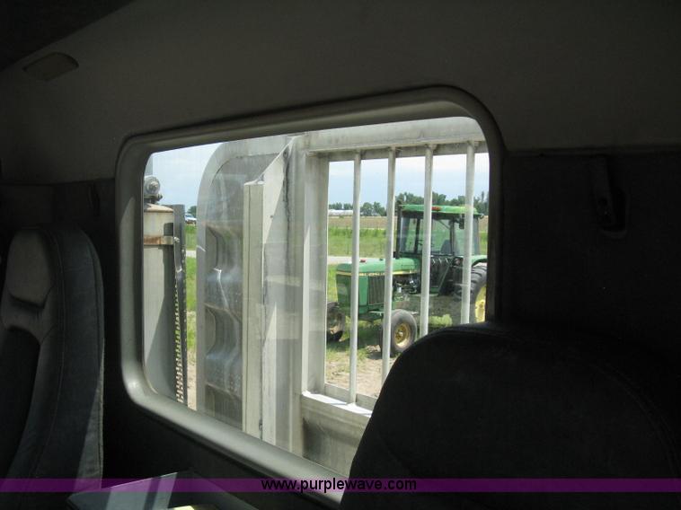 image for item H5336 2001 Freightliner Columbia 120 semi truck