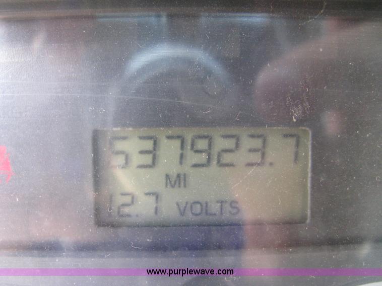 image for item H5336 2001 Freightliner Columbia 120 semi truck