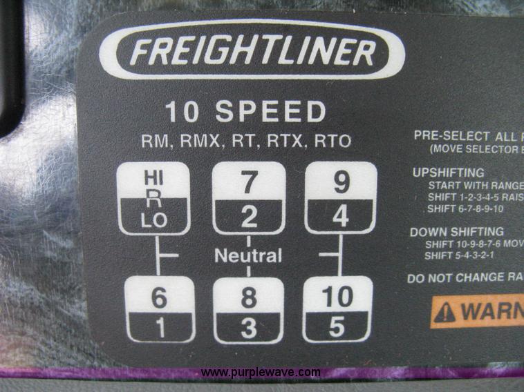 image for item H5336 2001 Freightliner Columbia 120 semi truck