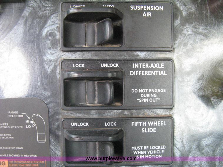 image for item H5336 2001 Freightliner Columbia 120 semi truck