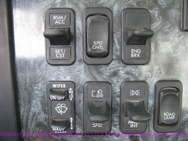 image for item H5336 2001 Freightliner Columbia 120 semi truck