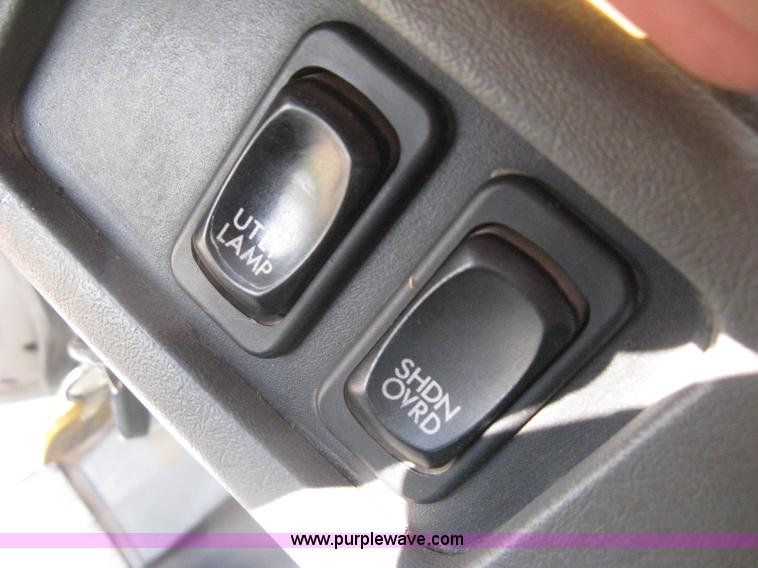 image for item H5336 2001 Freightliner Columbia 120 semi truck