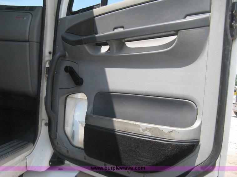 image for item H5336 2001 Freightliner Columbia 120 semi truck