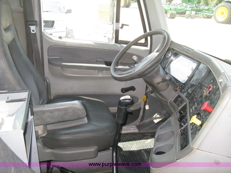 image for item H5336 2001 Freightliner Columbia 120 semi truck