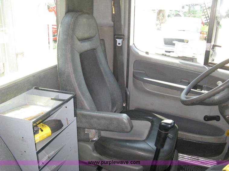 image for item H5336 2001 Freightliner Columbia 120 semi truck