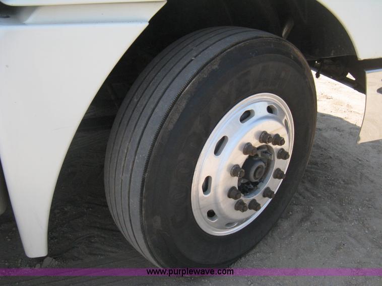 image for item H5336 2001 Freightliner Columbia 120 semi truck