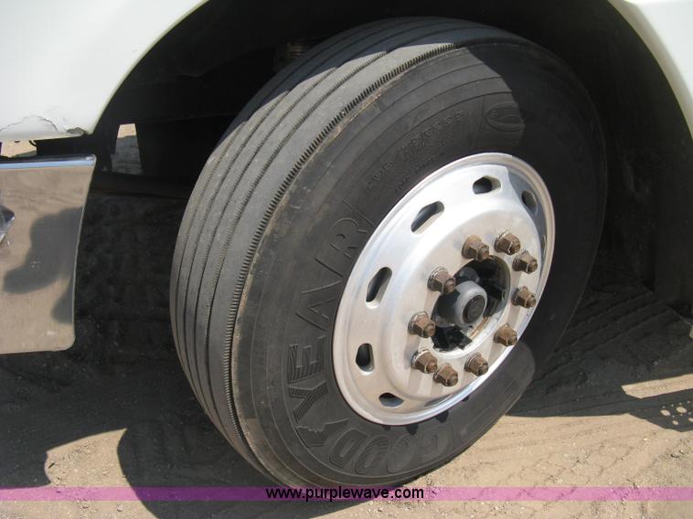 image for item H5336 2001 Freightliner Columbia 120 semi truck